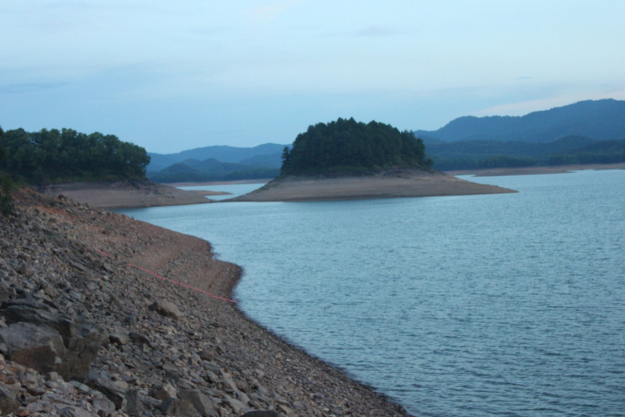 Lấy lá dong về gói bánh chưng, người đàn ông chết đuối trên hồ Kẻ Gỗ