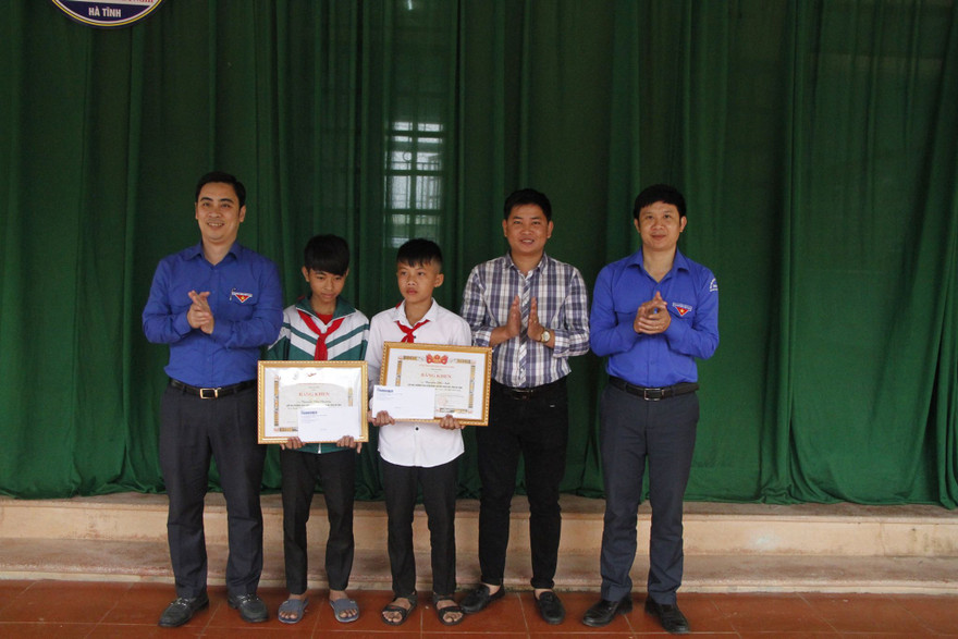 Tỉnh Đoàn Hà Tĩnh tặng bằng khen cho hai em học sinh cứu người 