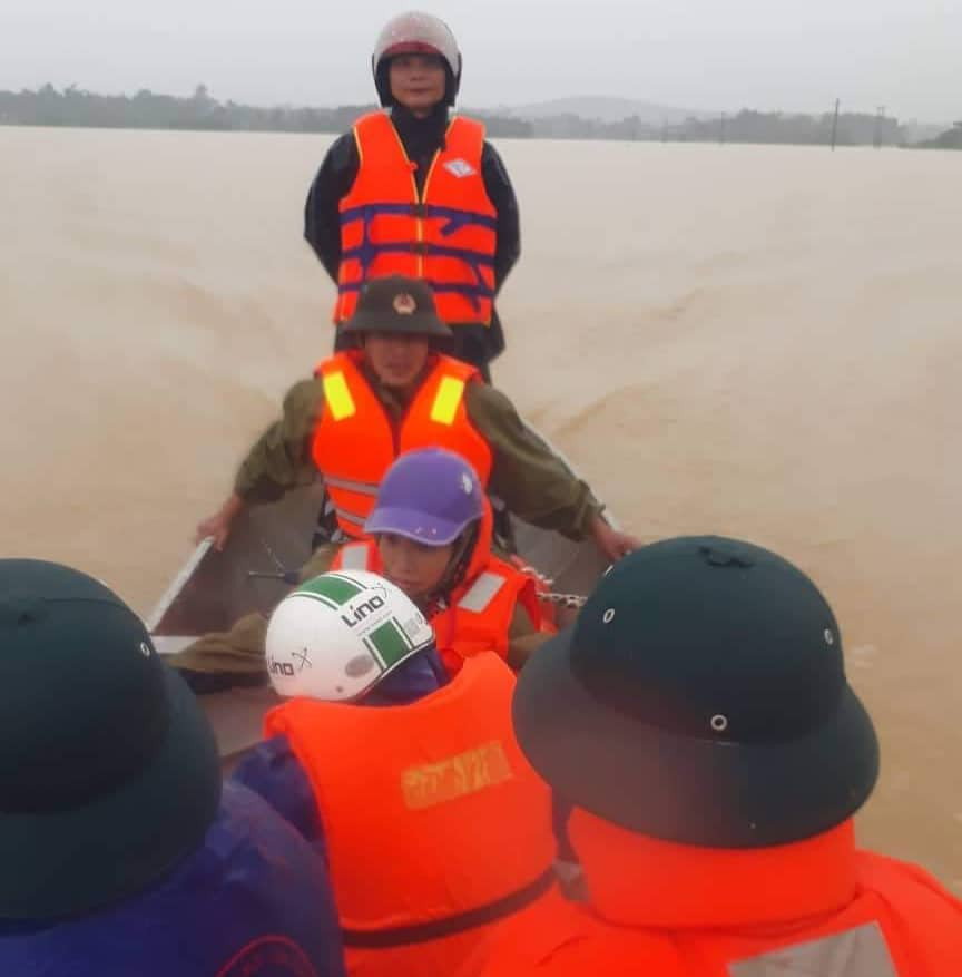 Chèo thuyền vượt lũ đưa sản phụ chuyển dạ đến bệnh viện 