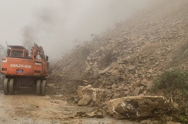 Sạt lở nghiêm trọng, đường lên cửa khẩu Cầu Treo bị chia cắt