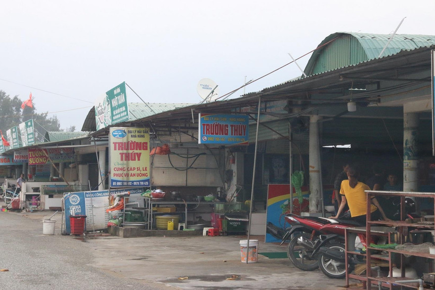 Nhà hàng ở Thiên Cầm 'án binh bất động' trước giờ bão số 4 đổ bộ