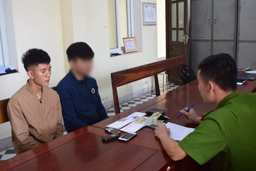 Hai đối tượng bị bắt giữ tại cơ quan công an