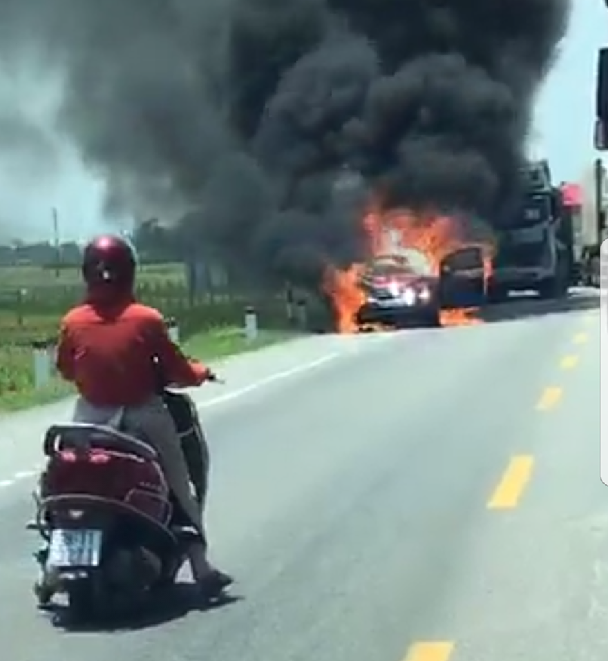 Ô tô cháy trơ khung trên đường đi bảo dưỡng