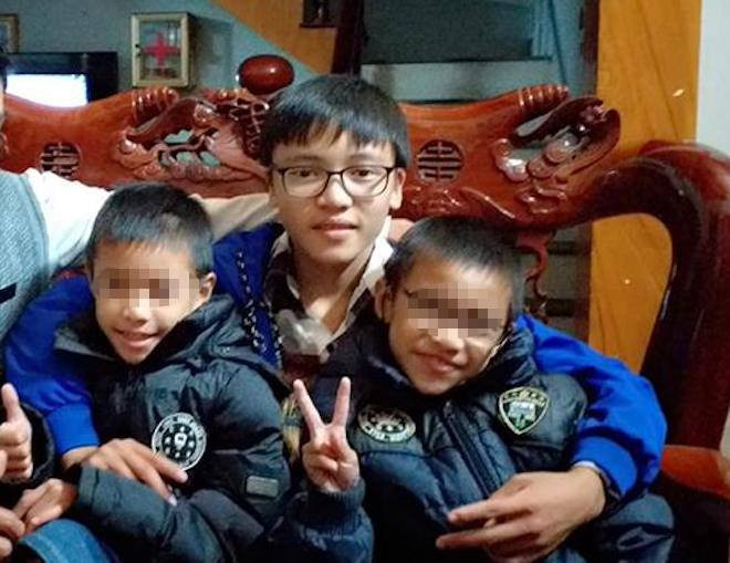 Gia đình đang tìm kiếm tung tích cháu Tình (ở giữa) mất tích hai ngày nay