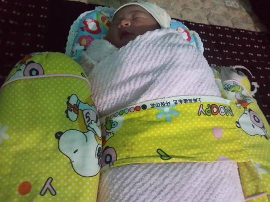 ​Phát hiện bé sơ sinh còn nguyên dây rốn bị bỏ cạnh bãi rác