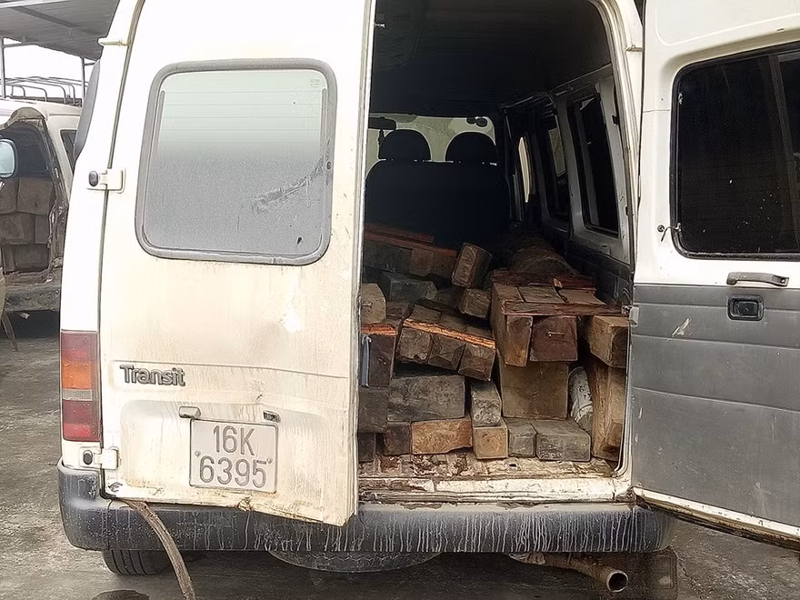 Bị truy đuổi, hai người ngồi trên chiếc chở gỗ xe bỏ lại xe rồi tẩu thoát