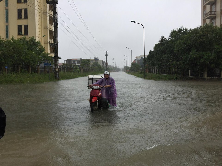 Nhiều tuyến phố bị ngập nặng các phương tiện không thể qua lại