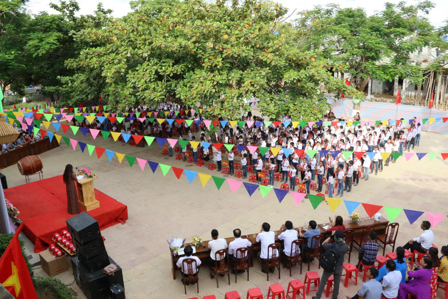 Niềm vui ngày tựu trường của học sinh vùng lũ 