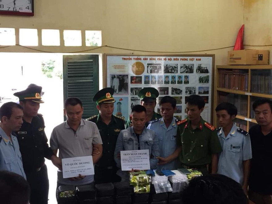 Bắt 2 đối tượng thu 32 kg ma túy đá và 10 bánh heroin