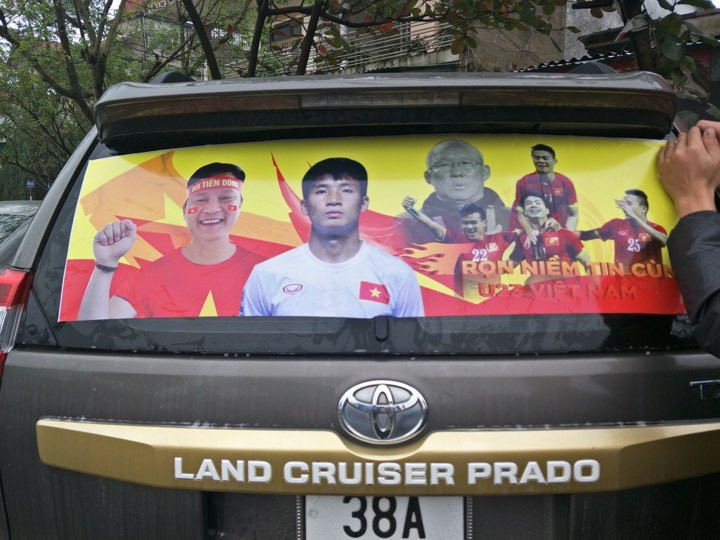 Hà Tĩnh tặng bằng khen trung vệ U23 Việt Nam Bùi Tiến Dũng