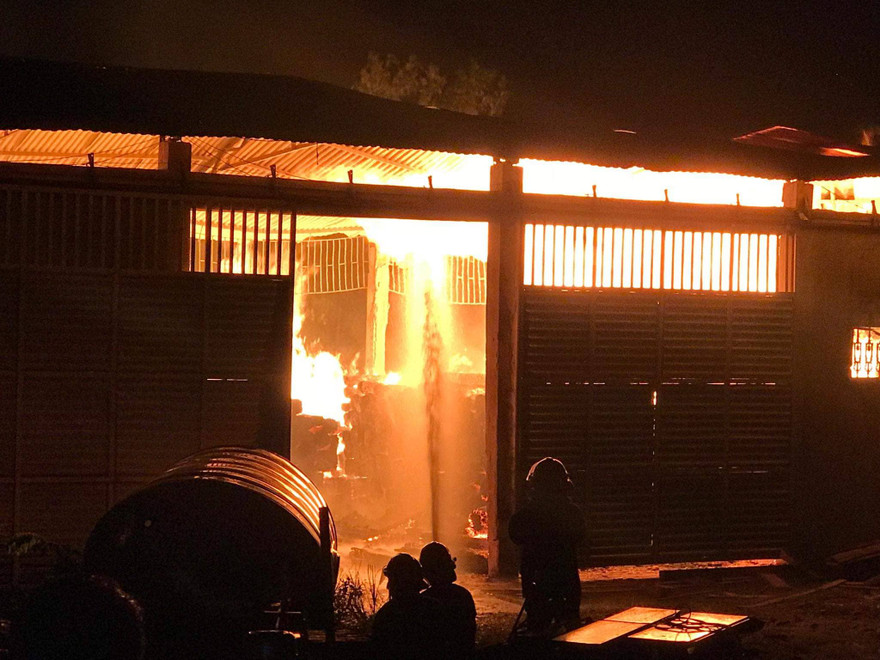 Kho gỗ quý 150 tấn cháy ngùn ngụt trong đêm