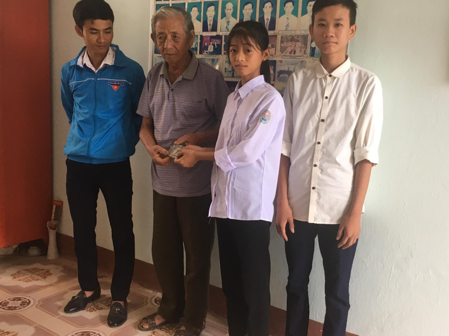 Nhặt được 14 triệu đồng, hai học sinh THPT tìm người trả lại