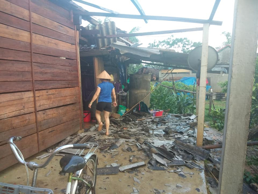 Lốc xoáy cùng mưa lớn ở Hà Tĩnh, hơn 150 ngôi nhà tốc mái