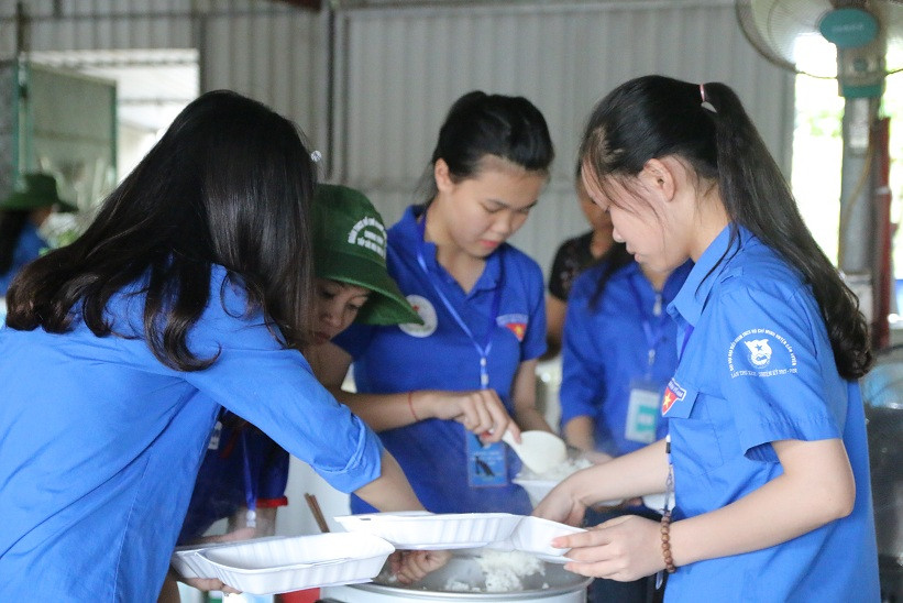 Hàng trăm suất cơm trao tay ấm lòng sĩ tử đi thi THPT quốc gia