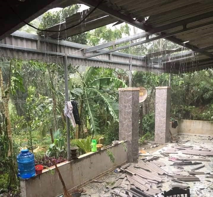 Mưa lớn kèm theo lốc xoáy, hơn 40 nhà dân bị tốc mái