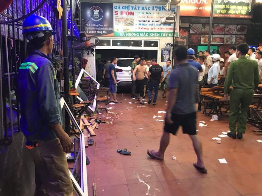 Xe ô tô lao vào quán nhậu, 6 người nhập viện