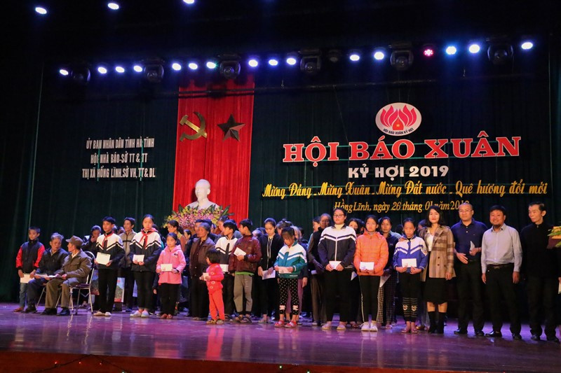 Trao hơn 200 suất quà Tết cho người nghèo tại Hội Báo xuân