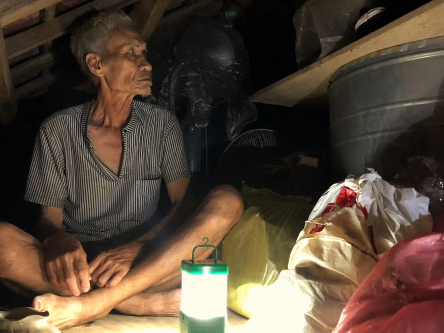 Cơ cực cuộc sống ở vùng lũ: Ba đêm thức trắng trên gác nhà chờ nước rút