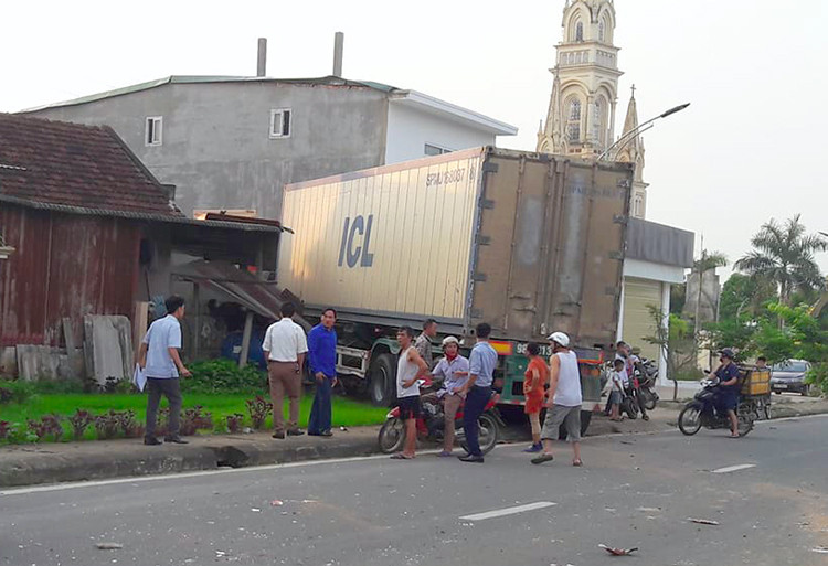 Xe container mất lái đâm thẳng vào nhà dân