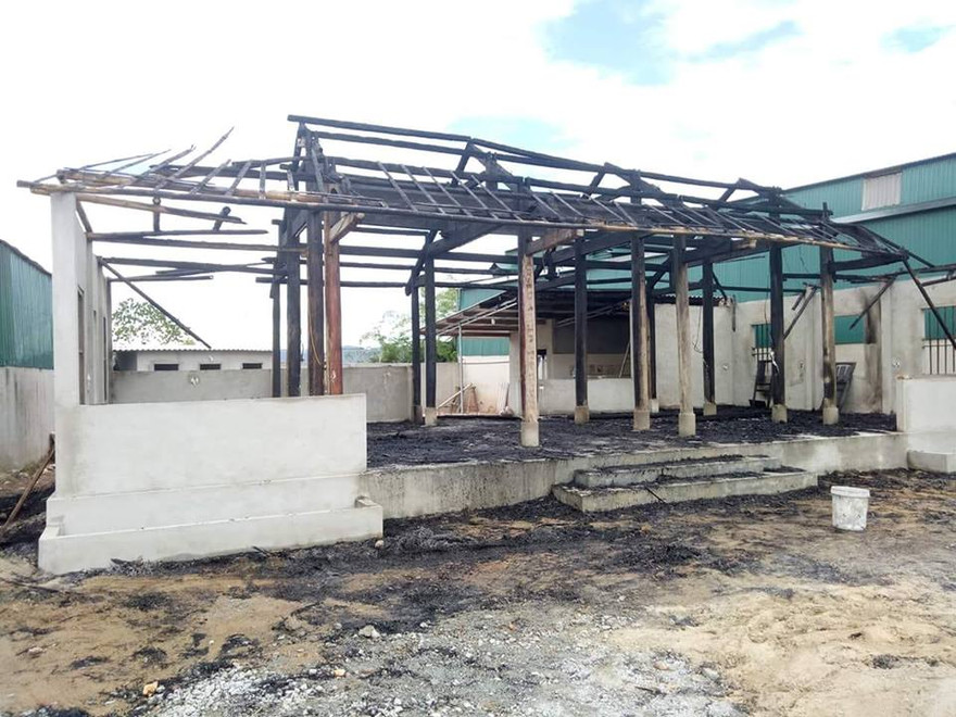 Ngôi nhà gỗ vừa hoàn thiện chuẩn bị khai trương quán cơm bị hàng xóm đối cháy