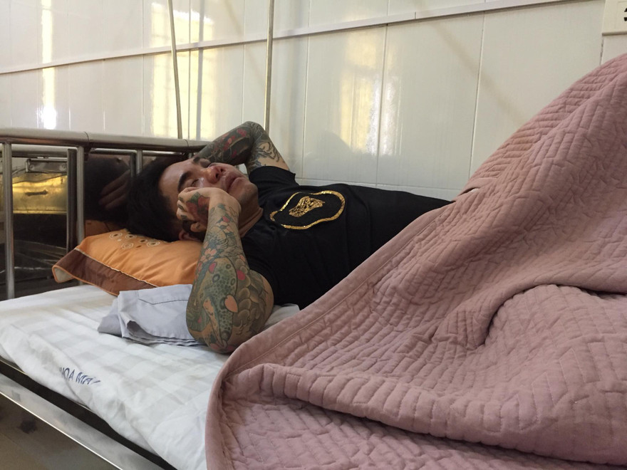 Anh N.Ng.H cho rằng vết thương tại chân do súng bắn.