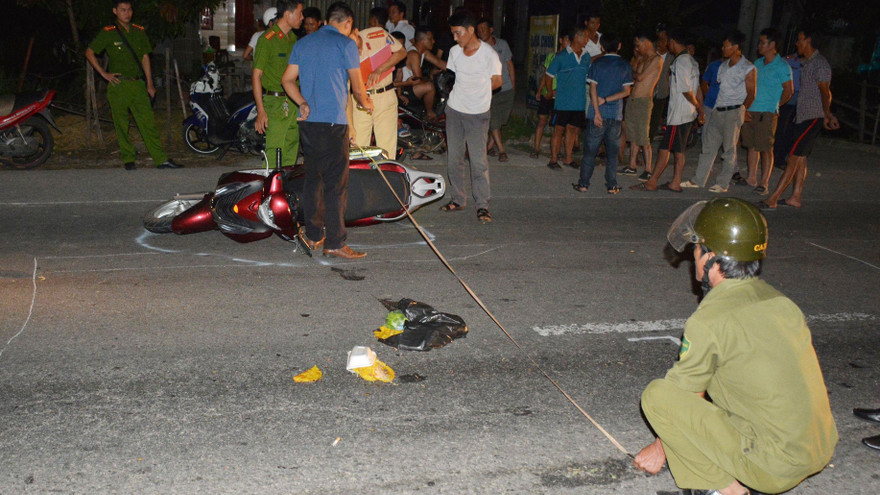 Cảnh sát tung quân truy tìm tài xế lái ô tô tông nhiều người bị thương