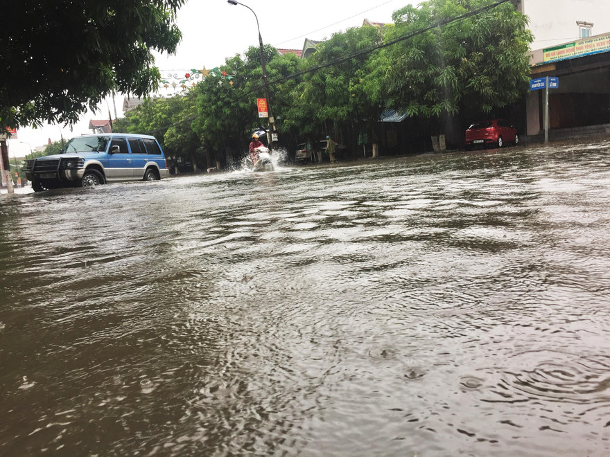 Mưa lớn trong đêm, đường TP Hà Tĩnh 'biến' thành sông 