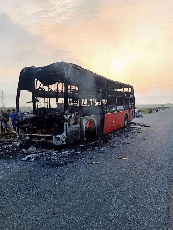 Xe khách cháy trong đêm, 10 người thoát chết