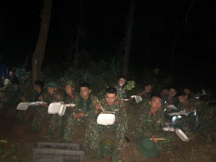 Xuyên đêm chống ‘giặc lửa’ ở Hà Tĩnh