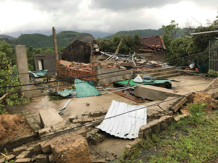 Lốc xoáy tốc mái 40 căn nhà, hàng trăm người rơi cảnh 'màn trời chiếu đất'