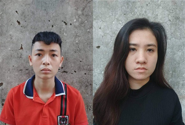 Đối tượng Trang (áo đỏ) cùng Khánh Ly (áo đen) bị bắt giữ tại công an 