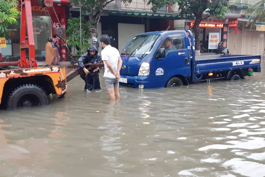 Mưa thâu đêm, nhiều tuyến đường TP Hà Tĩnh ngập nặng