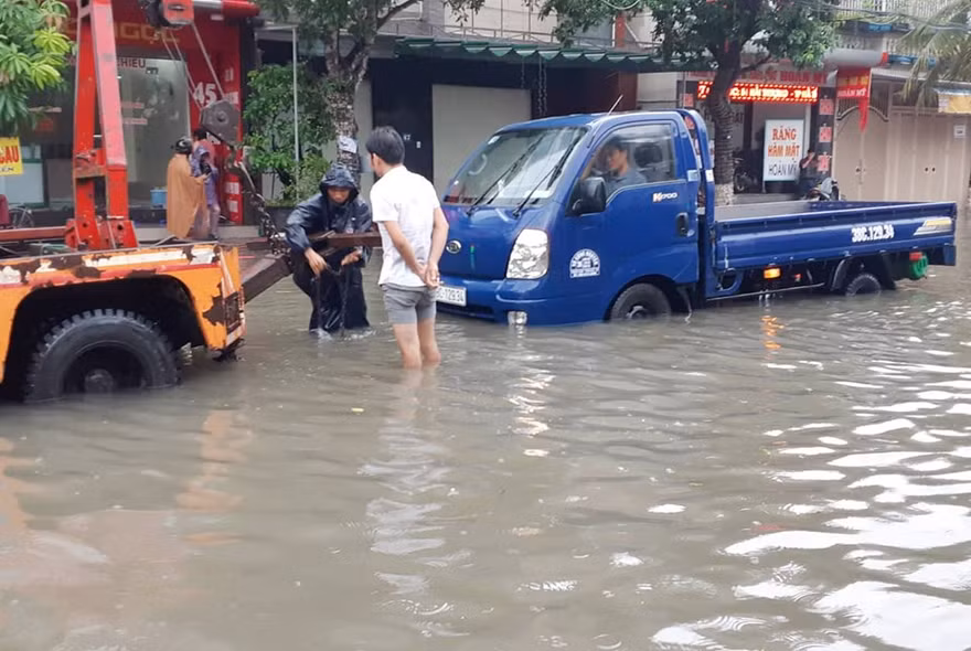Mưa thâu đêm, nhiều tuyến đường TP Hà Tĩnh ngập nặng