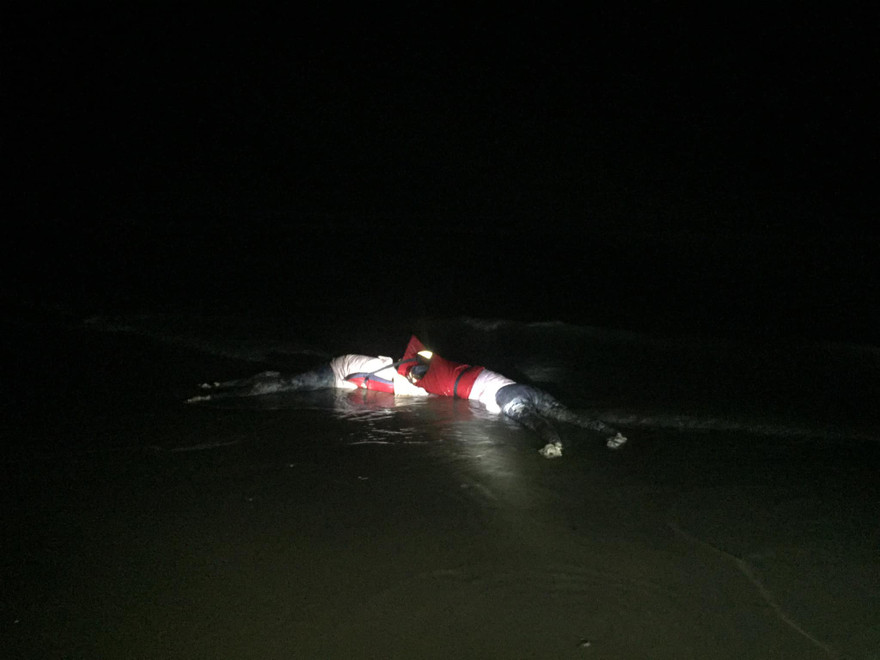 Thi thể hai nạn nhân còn mặc nguyên quần áo, áo phao và buộc vào nhau.