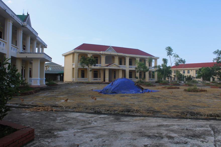 Trường hơn 16 tỷ bỏ hoang người dân tận dụng phơi rơm nuôi gà