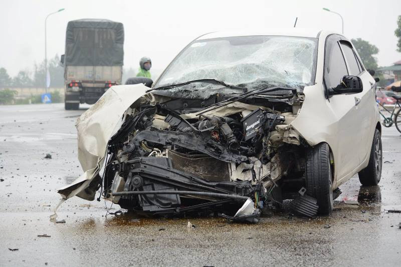 Hiện trường vụ tai nạn khiến 3 người trong một gia đình nhập viện