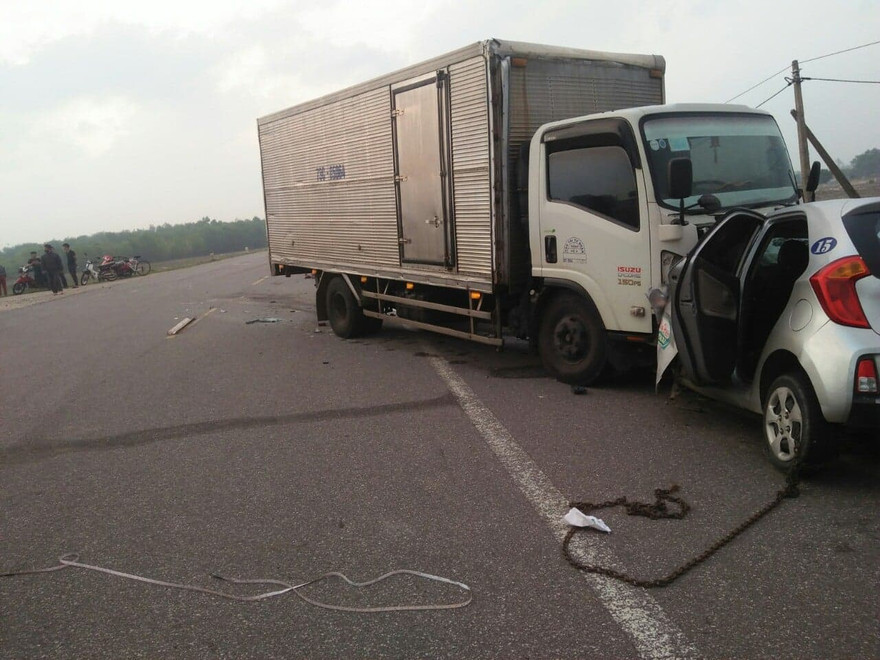 Taxi và xe tải đâm nhau, 2 người tử vong tại chỗ