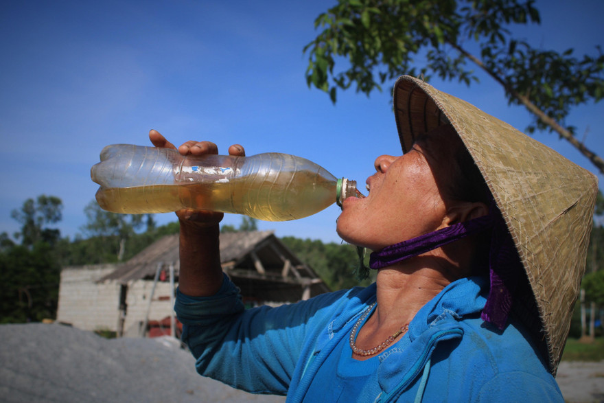 Người Hà Tĩnh căng mình dưới nắng nóng như đổ lửa