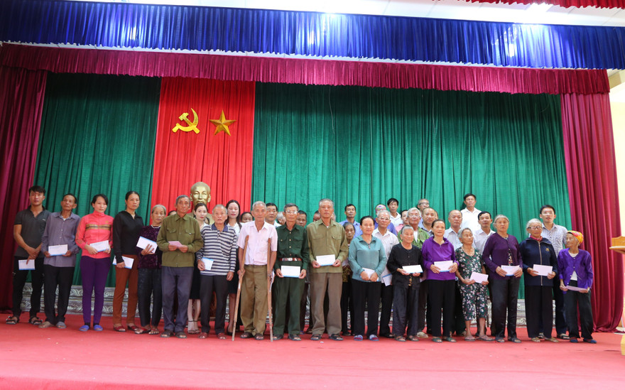 Báo Tiền phong trao 40 suất quà tri ân thương binh liệt sĩ