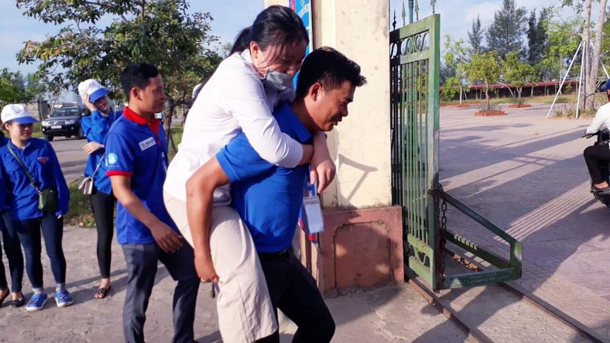 Tình nguyện viên lăn xả cõng thi sinh: Hình ảnh xúc động mùa thi