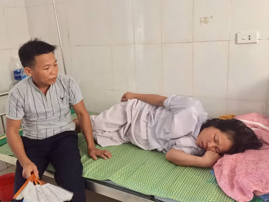 Bé sơ sinh tử vong với vết đứt ở cổ sau ca đẻ thường