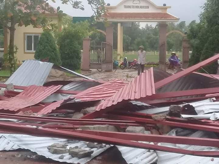 Lốc cuốn bay mái trường tiểu học cùng hàng chục nhà dân