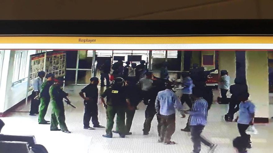 Hai đối tượng bị Công an khống chế đưa về trụ sở