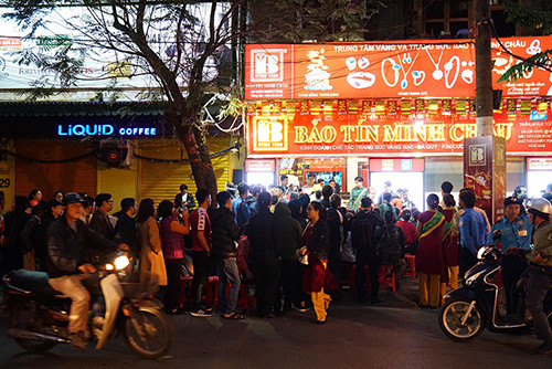 Người dân xếp hàng từ sáng sớm chờ mua vàng tại phố vàng Trần Nhân Tông (Hà Nội). Ảnh: Như Ý