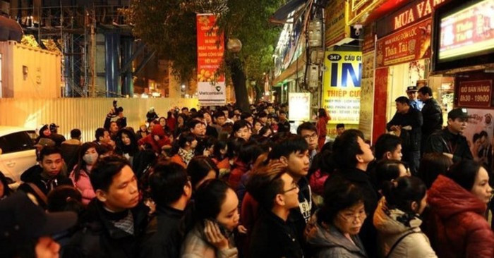 Người dân xếp hàng nửa đêm mua vàng ngày vía Thần tài năm 2018