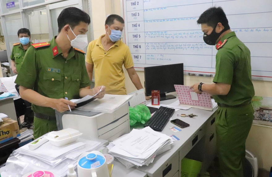 Công an khám xét nơi làm việc của Thảo.