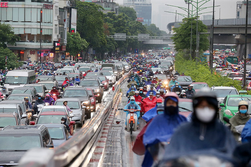 Ngày đầu tuần mưa lớn, nhiều tuyến phố Hà Nội ùn tắc dài