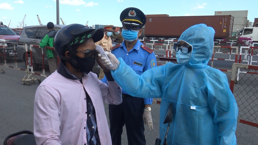 Nhân viên y tế đo thân nhiệt người dân tại các chốt kiểm soát phòng chống COVID-19.