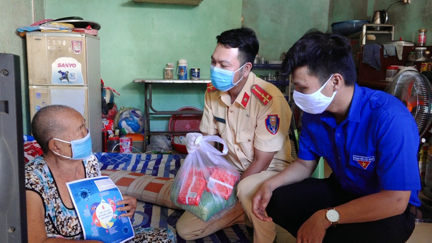 Các chiến sĩ CSGT tặng quà cho người nghèo.