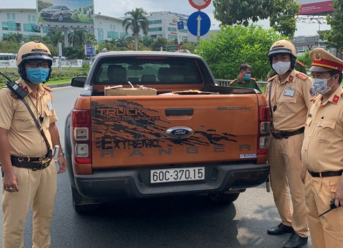 Tổ công tác phát hiện xe ô tô chở 10.000 khẩu trang y tế.
